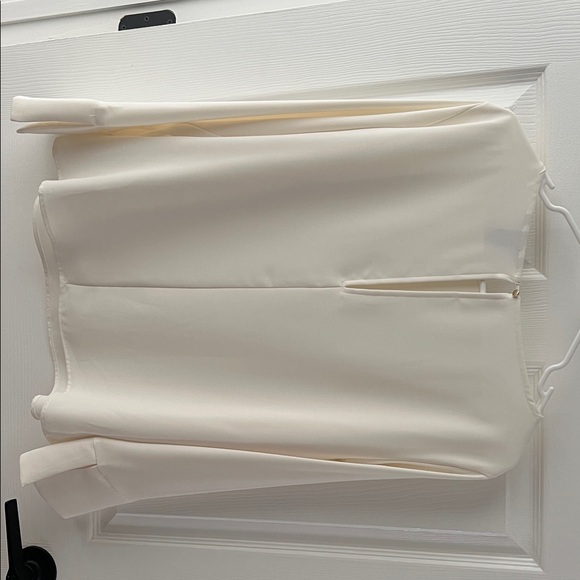 Elegant Cream Blouse - Picture 2 of 3